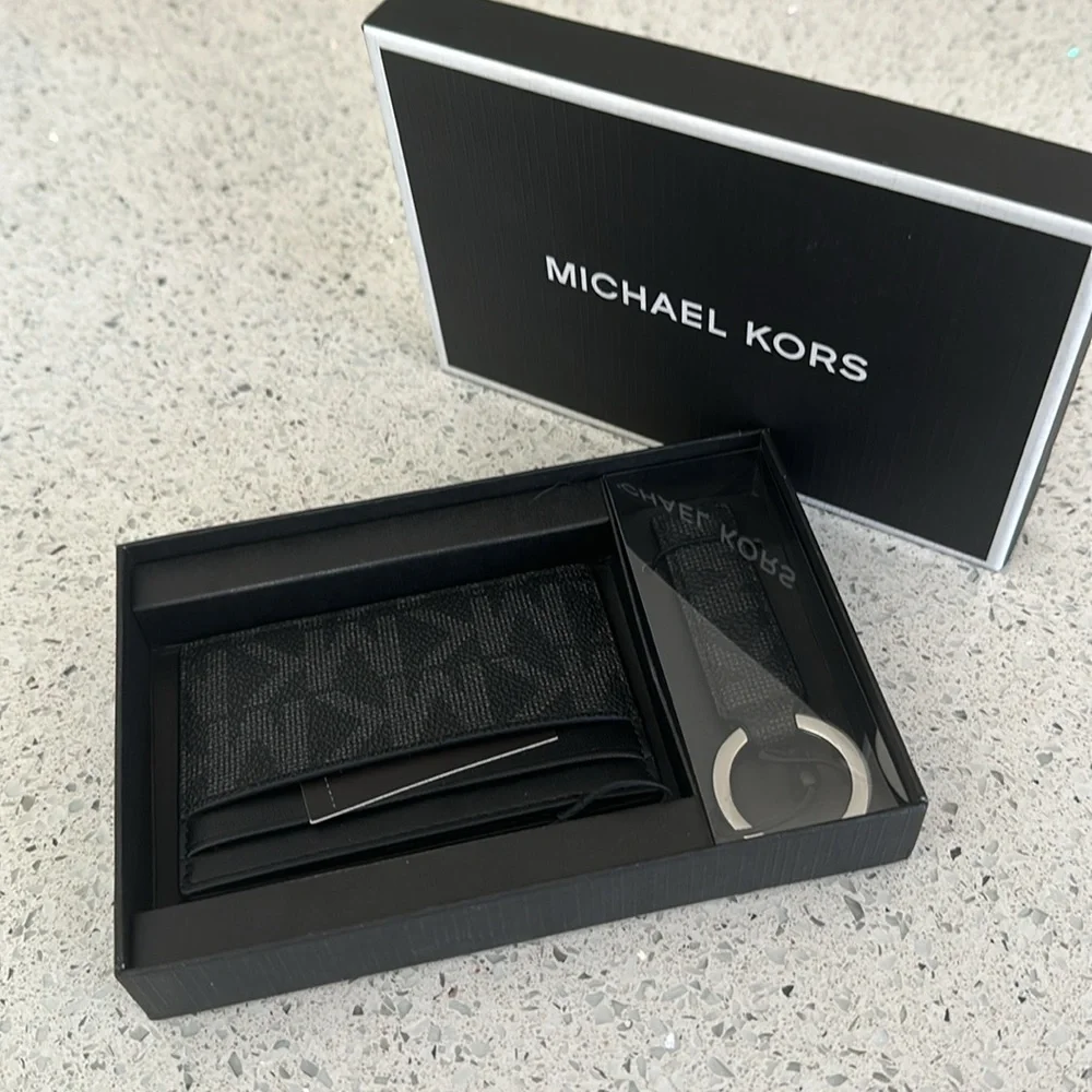 Michael Kors Keychain Wallet 🐦‍⬛ - Picture 2 of 4